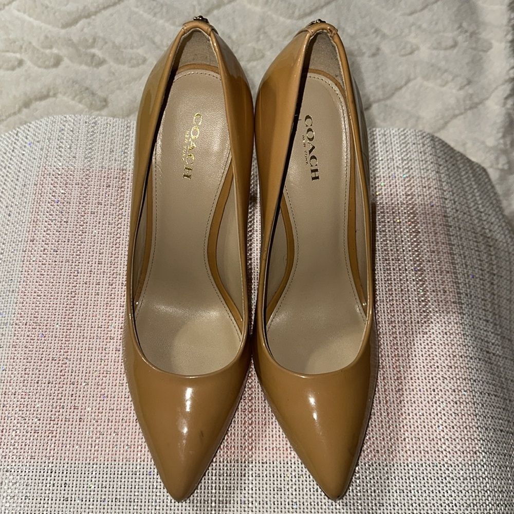 COACH 9B Tan Patent Leather Heels Pumps - Picture 5 of 16